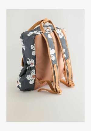 Rucsac cu imprimeu floral în gri și alb, panouri de culoare piersică, bretele căptușite și detalii din material texturat.