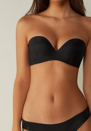 Zwarte strapless bikinibovenstuk met een gladde textuur, met een diepe V-vormige halslijn en een naadloos ontwerp.