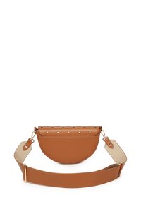 Kožená kabelka v tan barvě se semi-cylindrickým tvarem, vyraženými detaily na vrchu a širokým nastavitelným popruhem ve sladěném materiálu.