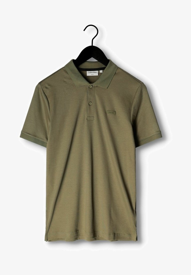 Polo manches courtes vert olive avec col et deux boutons, accroché à un cintre noir sur fond blanc.