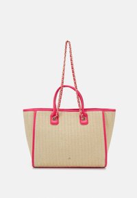 Torebka wykonana z plecionych słomkowych materiałów z różowymi skórzanymi dodatkami, z podwójnymi uchwytami i dekoracyjnym łańcuszkiem; prostokątny kształt z wzorem w zygzak.