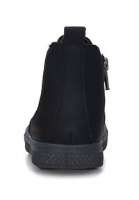 Stivaletto nero alla caviglia con finitura liscia, punta rotonda, cerniera laterale, suola con texture e linguetta sul retro. Design minimalista.