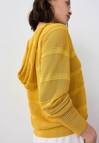 Gelbe Strick-Hoodie mit strukturiertem Muster, featuring horizontale Streifen, eine Kapuze und gerippte Bündchen. Leichtes und atmungsaktives Material.