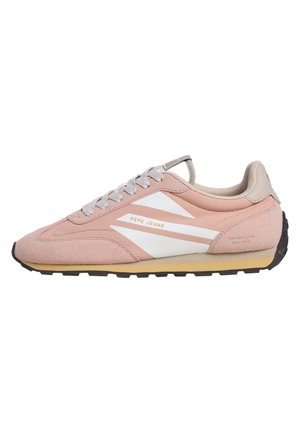 Baskets rose clair et beige avec des rayures blanches, des lacets beiges et une semelle noire, avec la marque « Pepe Jeans » sur le côté.