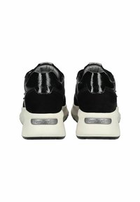Czarne zamszowe i lakierowane sneakersy z grubą białą podeszwą, z logo "NeroGiardini" w kolorze srebrnym na pięcie. Gładka tekstura, sportowy design.