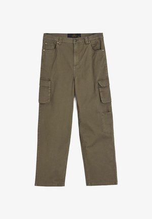 Spodnie cargo w oliwkowym kolorze, wykonane z bawełnianej mieszanki, o prostym kroju. Posiadają dwie boczne kieszenie oraz zapięcie na guzik w talii.