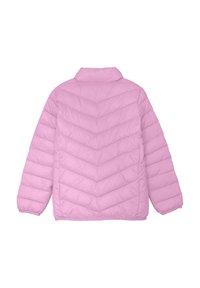 Polstret jakke i lys pink med et chevronmønster, der har en stående krave og lange ærmer. Glat tekstur med synlige sømme.
