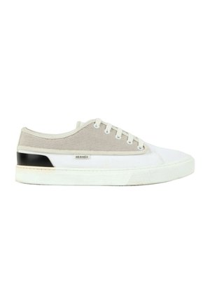 Lavtop hvid og beige sneaker med snørebånd, sort hældetalje og lille "Hermès" mærkat på siden.
