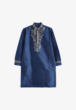 Nærbillede af blå traditionelt tøj med gyldne broderede blomster- og geometriske mønstre og en opretstående krave.