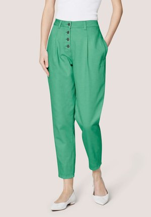 Groene high-waisted broek met knoopsluiting, zijzakken en taps toelopend ontwerp. Gemaakt van een gladde stof. Accenten met grijze knopen.