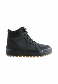 Schwarze Knöchelstiefel mit einer strukturierten Sohle und Schnürdesign, ausgestattet mit einem gepolsterten Kragen und robuster Konstruktion für Langlebigkeit.