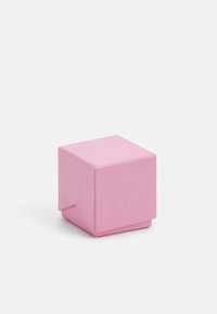 Scatola regalo rosa, con texture, di forma quadrata e dal design pieghevole. Presenta un logo sottile sul coperchio, con dimensioni compatte e minime.