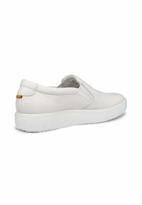 Scarpe slip-on bianche in pelle con finitura testurizzata, dotate di suola in gomma bianca e dettagli di cucitura discreti.