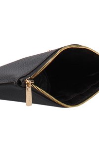 Zwart gestructureerd lederen tasje met een gouden rits. Geopend, met een zachte binnenkant en een metalen detail aan de ritssluiting.