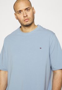 Tommy Hilfiger TEE - T-shirt básica - daybreak blue