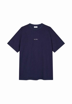 T-shirt in cotone blu navy con scollatura rotonda, maniche corte e testo bianco stampato sul petto: "OH APRILE." Texture liscia, vestibilità comoda.