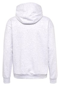 Hoodie gris clair en tissu doux et texturé, avec une capuche fendue, des manches longues et une taille ajustée avec des poignets côtelés.