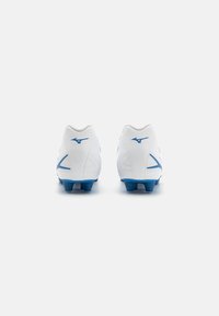Des chaussures de football blanches avec des accents bleus, arborant un design épuré, une surface texturée et un support arrière pour le talon. Semelle à crampons pour une meilleure adhérence.