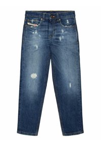 Jeans in denim blu con taglio dritto, caratterizzati da dettagli consumati e toppe sfilacciate. Cuciture visibili e design a cinque tasche.