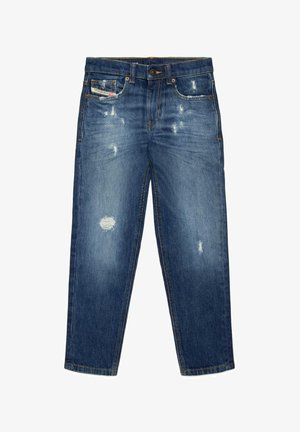 Jeans in denim blu con taglio dritto, caratterizzati da dettagli consumati e toppe sfilacciate. Cuciture visibili e design a cinque tasche.