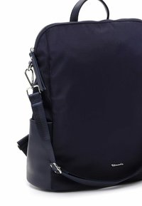 Borsa a spalla in nylon navy con una texture liscia, doppi manici, tracolla regolabile e dettagli in metallo color argento. Dotata di chiusura con zip.
