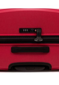 Červený tvrdý kufr s texturovaným povrchem, dvojicí černých zipů, zámkem s kombinací schváleným TSA a bočním madlem pro snadné přenášení.