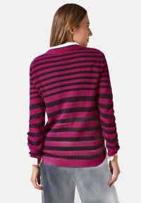 Maglione a righe viola e nere realizzato in tessuto lavorato a maglia, con scollo a girocollo e maniche lunghe con polsini a coste.