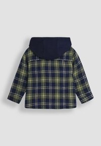 Geruite jas met groene, marineblauwe en witte kleuren; heeft een marineblauwe capuchon en lange mouwen; gemaakt van gestructureerde stof met een ruitpatroon.