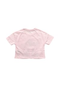 T-shirt cropped rose clair avec des manches courtes, un col rond et un motif subtil visible à travers le tissu au dos.