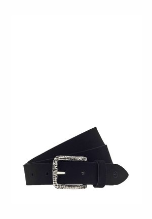 Ceinture en cuir noir avec une boucle rectangulaire en argent texturée, enroulée sur un fond blanc.
