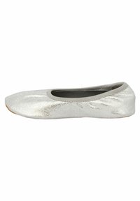 Zilveren balletschoen met een glanzende textuur, ronde neus en elastische grijze voering. Eenvoudig ontwerp, lichtgewicht constructie en geen zichtbare hardware.
