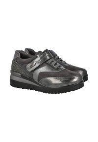 Un par de zapatillas casuales para mujer en negro y gris con cordones y tira de velcro, detalle texturizado en el talón y suela gruesa.