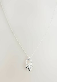 Zilveren ketting met een abstract hangertje dat bestaat uit vijf verlengde, gebogen segmenten. De ketting is delicaat en maakt het ontwerp van het hangertje compleet.