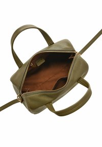 Sac à main en cuir vert olive avec une surface texturée, fermeture éclair dorée et intérieur marron. Présente deux poignées courtes et une bandoulière.