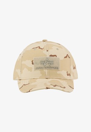 Beige und hellbraune Camouflage-Baseballkappe mit Alpha Industries Logo-Patch, mittig auf dem vorderen Panel platziert.