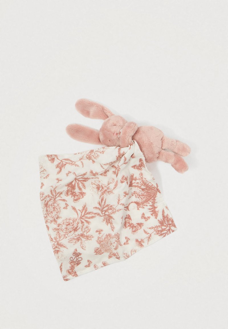 Brinquedo de coelho rosa suave com orelhas longas, preso a um tecido branco com padrão floral e acentos em rosa. Textura felpuda, design compacto.