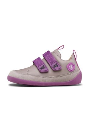 Grau lederne Schuhe mit lila Klettverschlüssen, strukturierten Akzenten und einer Gummisohle. Mit einem Logo und einer Zuglasche an der Ferse.