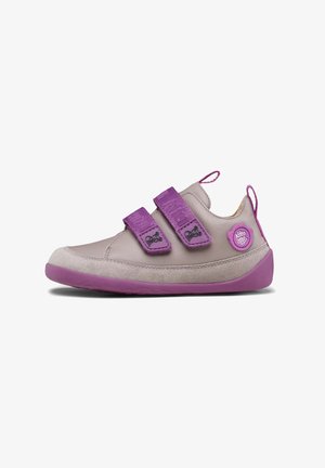 Grau lederne Schuhe mit lila Klettverschlüssen, strukturierten Akzenten und einer Gummisohle. Mit einem Logo und einer Zuglasche an der Ferse.