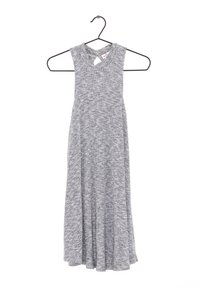 Grå, ribbade ärmlösa klänning med nyckelhålsdetalj vid halsen, flödande A-linjeform och textilstruktur, hängande på en svart krok.