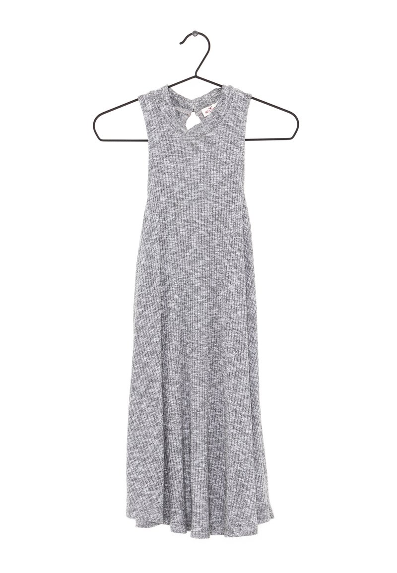 Grå, ribbade ärmlösa klänning med nyckelhålsdetalj vid halsen, flödande A-linjeform och textilstruktur, hängande på en svart krok.