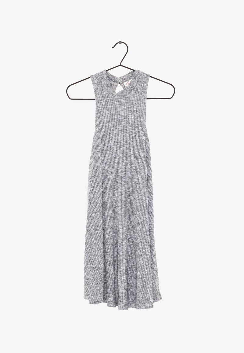Robe sans manches gris, à côtes, avec un détail d'encolure en trou de serrure, de forme évasée et en tissu texturé, suspendue à un crochet noir.