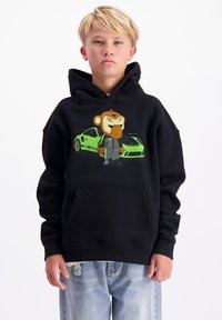 Zwarte hoodie met een grafisch ontwerp van een cartoonfiguur en een groene sportauto. Het ontwerp heeft een voorzak en een ontspannen pasvorm.