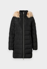 Cappotto lungo invernale imbottito nero con zip frontale e bordatura in pelliccia sintetica beige sul colletto alto, tasche laterali e maniche lunghe.