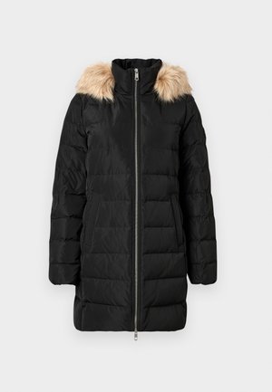 Svart quiltad lång vinterjacka med frontdragkedja och beige fuskpäls på den höga kragen, sidofickor och långa ärmar.