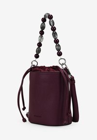 Bolsa de hombro tipo saco en cuero burdeos con un acabado texturizado, cierre de cordón y un asa con cuentas que presenta acentos en gris y púrpura.