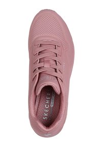 Zapatilla de color rosa claro con parte superior perforada, punta redonda y plantilla texturizada. Presenta cordones planos y el logotipo de la marca en el lateral.