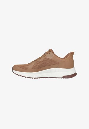 Brauner Sportschuh aus Mesh- und synthetischen Materialien, mit einer weißen Zwischensohle, strukturierten Oberflächen und Schnürung vorne.