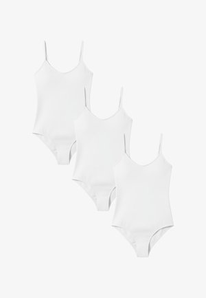 Trois bodys blancs à fines bretelles spaghetti disposés en diagonale sur un fond blanc uni.