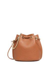 Borsa a secchiello in pelle marrone con superficie testurizzata, chiusura con coulisse e tracolla in catena dorata. Base rotonda e interno morbido e spazioso.