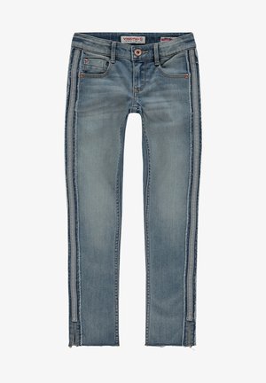 Jean en denim bleu clair à coupe slim, avec bords effilochés, fermetures éclair latérales et détails usés le long des coutures extérieures.